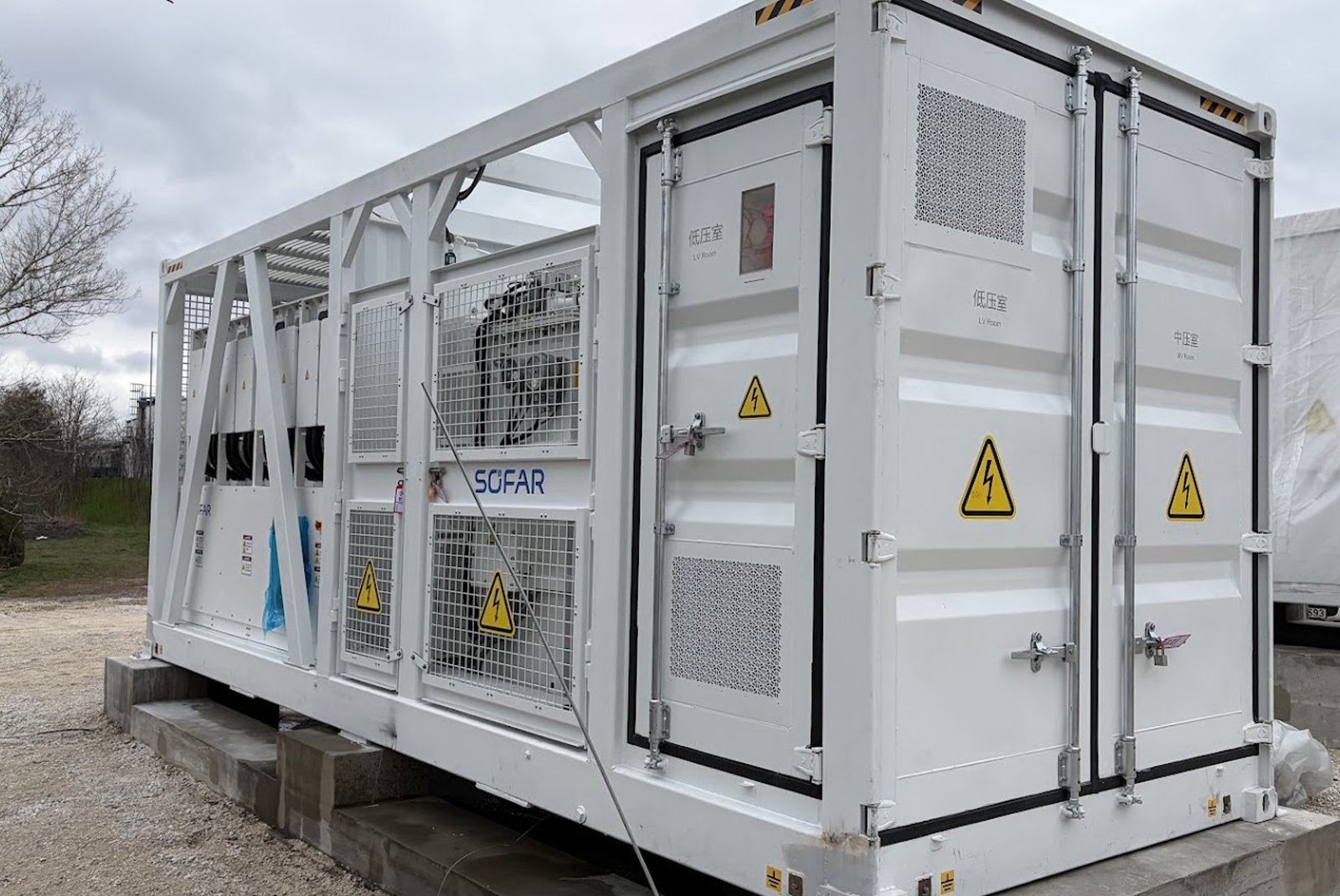 Konténeres ipari energiatároló (BESS) rendszer vállalati telephelyen