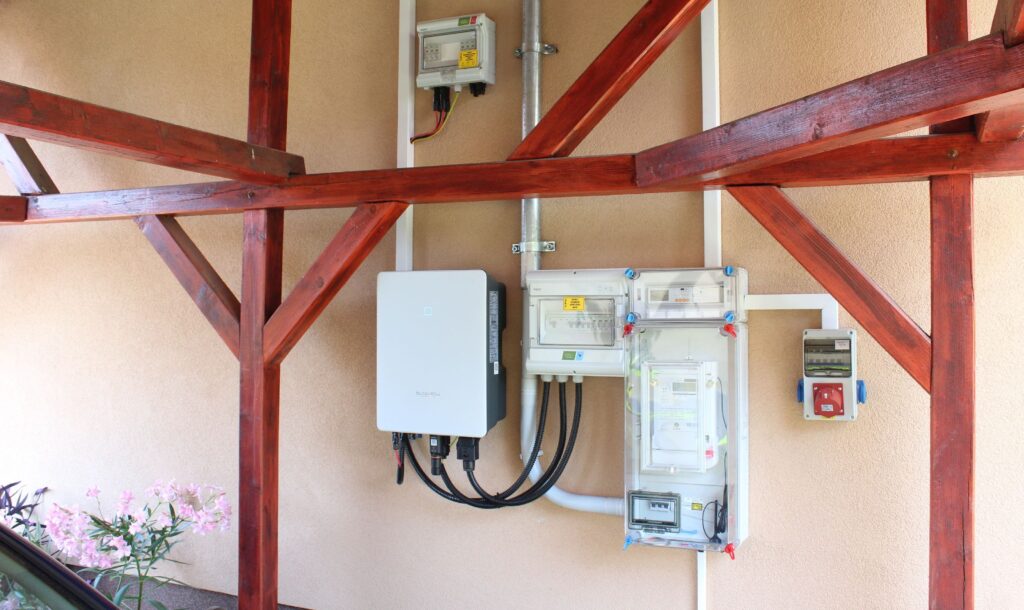 Kötelező adatszolgáltatás a napelemeseknek: mit kell tudni a HMKE inverterek bejelentéséről?