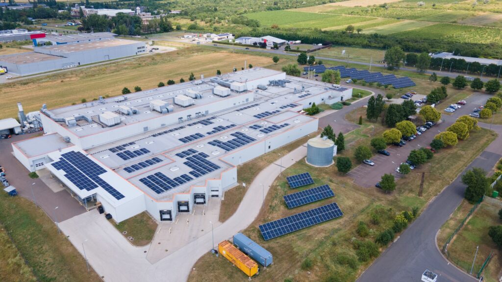 Vállalati napelemes és energiatárolós pályázatok 2025 őszén – mire számíthatnak a cégek?