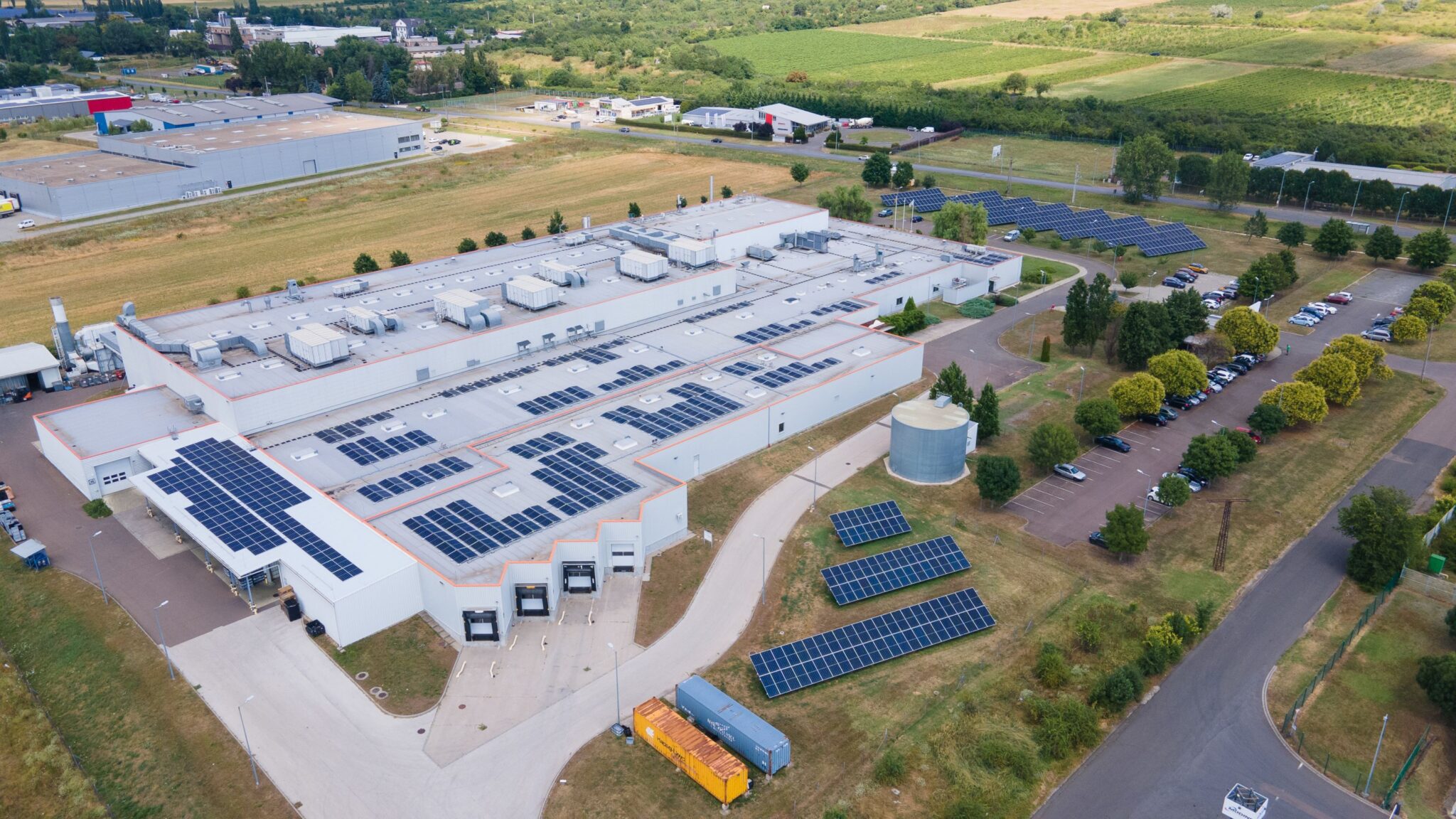 Vállalati napelemes és energiatárolós pályázatok 2025 őszén – mire számíthatnak a cégek?